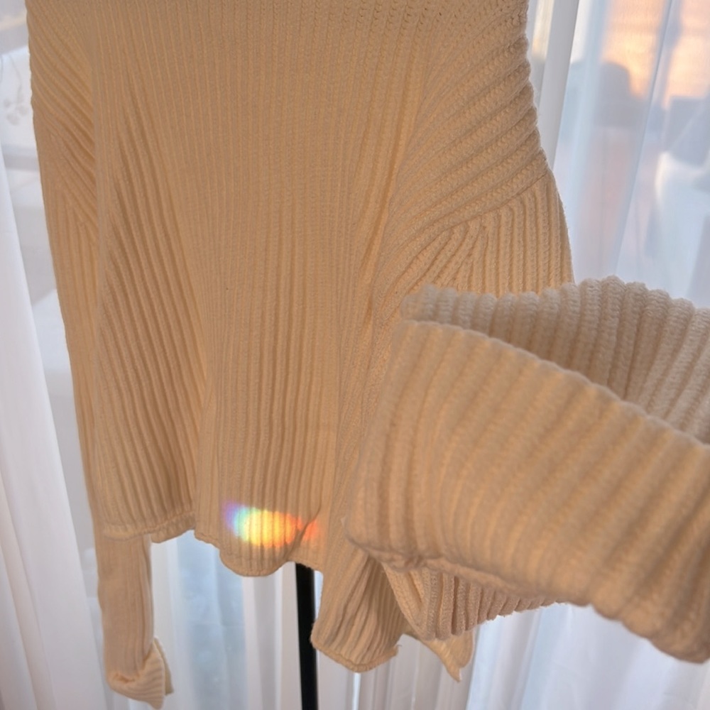 The softest yummiest cream sweater ✨ - Picture 2 of 4